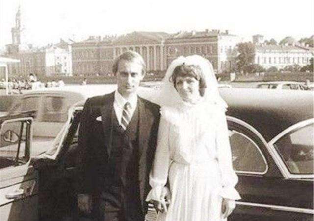 普京：杂院里长大的总统，96年差点去开出租车，为了国家失去婚姻
