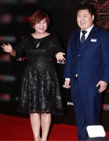 网曝贾玲隐婚生子，还被拍到儿子正面照，和丈夫太"般配"