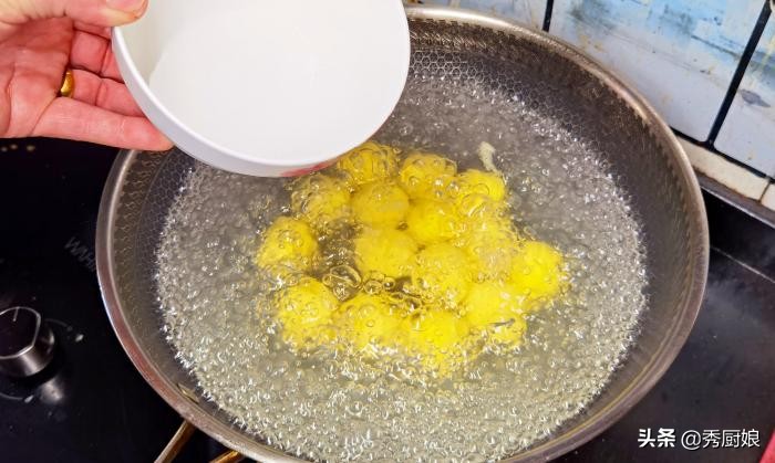 煮汤圆，切记不要开水下锅煮，牢记4个技巧，保证不破皮，不粘锅