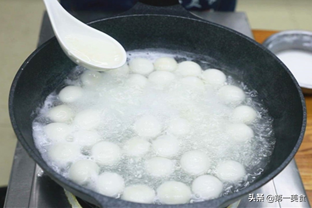 煮汤圆，“开水煮”还是“冷水煮”？牢记3点，汤圆不破皮不露馅