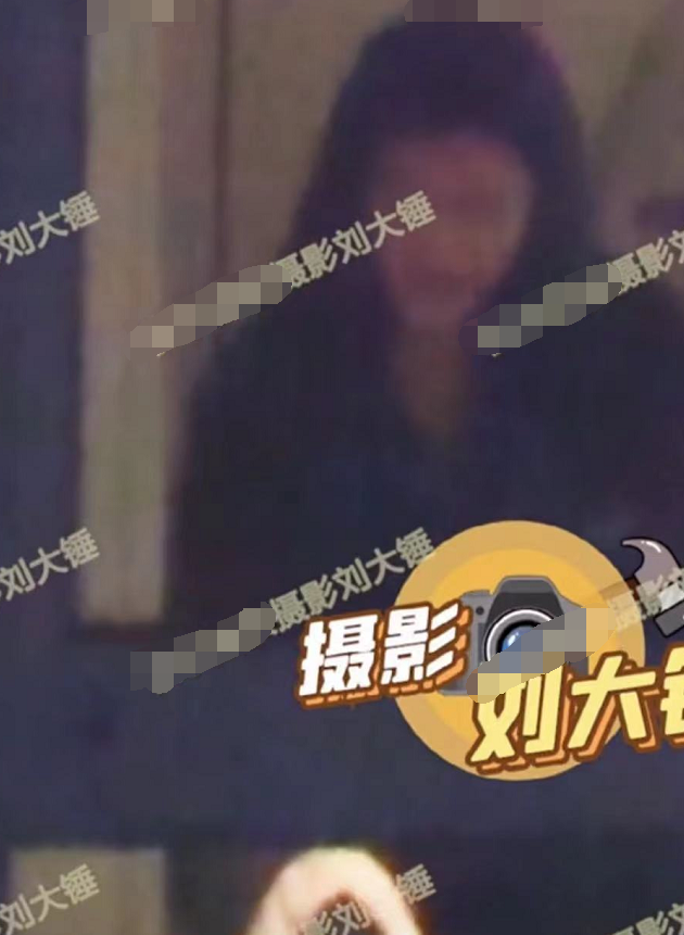 汪苏泷新恋情曝光？与神秘美女喝酒约会，女方主动搂脖献吻超甜蜜