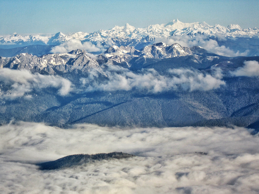 梅里雪山海拔不到7000米，为什么被禁止攀登？三个原因一针见血