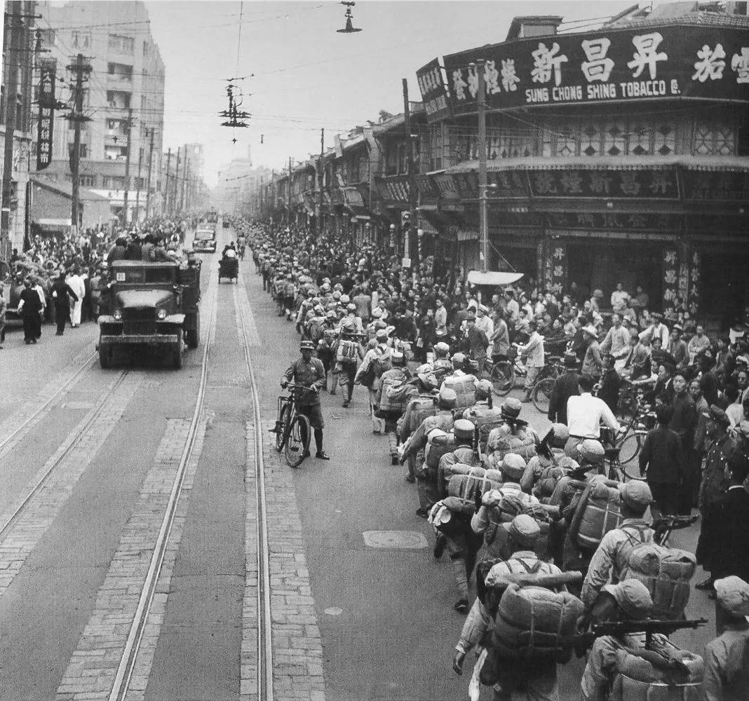 1949年，他设计的五星红旗当选为国旗，毛主席盛赞：就是要大团结