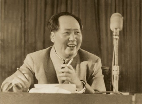 1949年，他设计的五星红旗当选为国旗，毛主席盛赞：就是要大团结