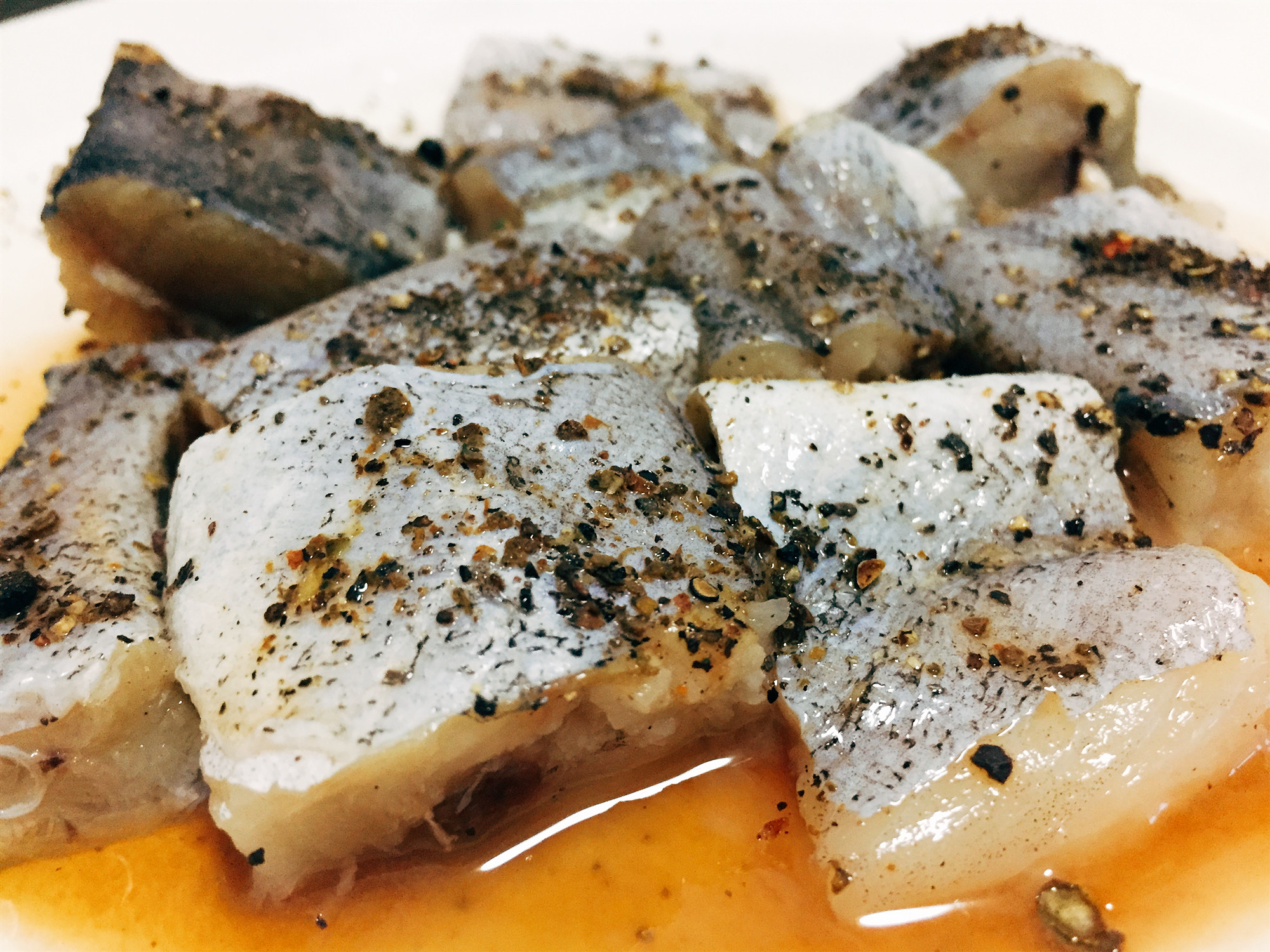 青鱼怎么做好吃？用蜂蜜、黑胡椒腌一下，鱼肉焦甜嫩香