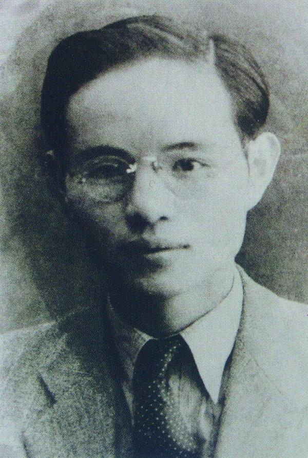 1949年，他设计的五星红旗当选为国旗，毛主席盛赞：就是要大团结