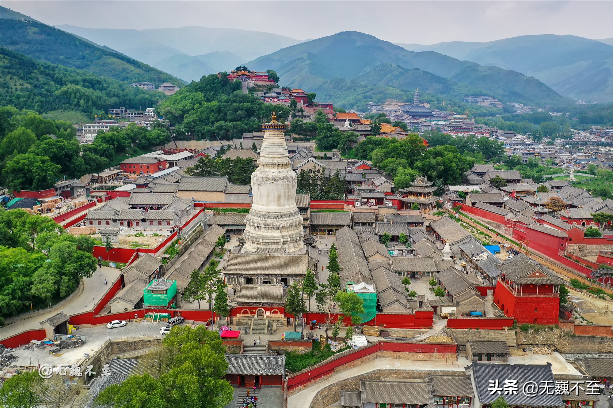 四大佛教名山之首的五台山，据说这座寺庙有求必应，香火最旺