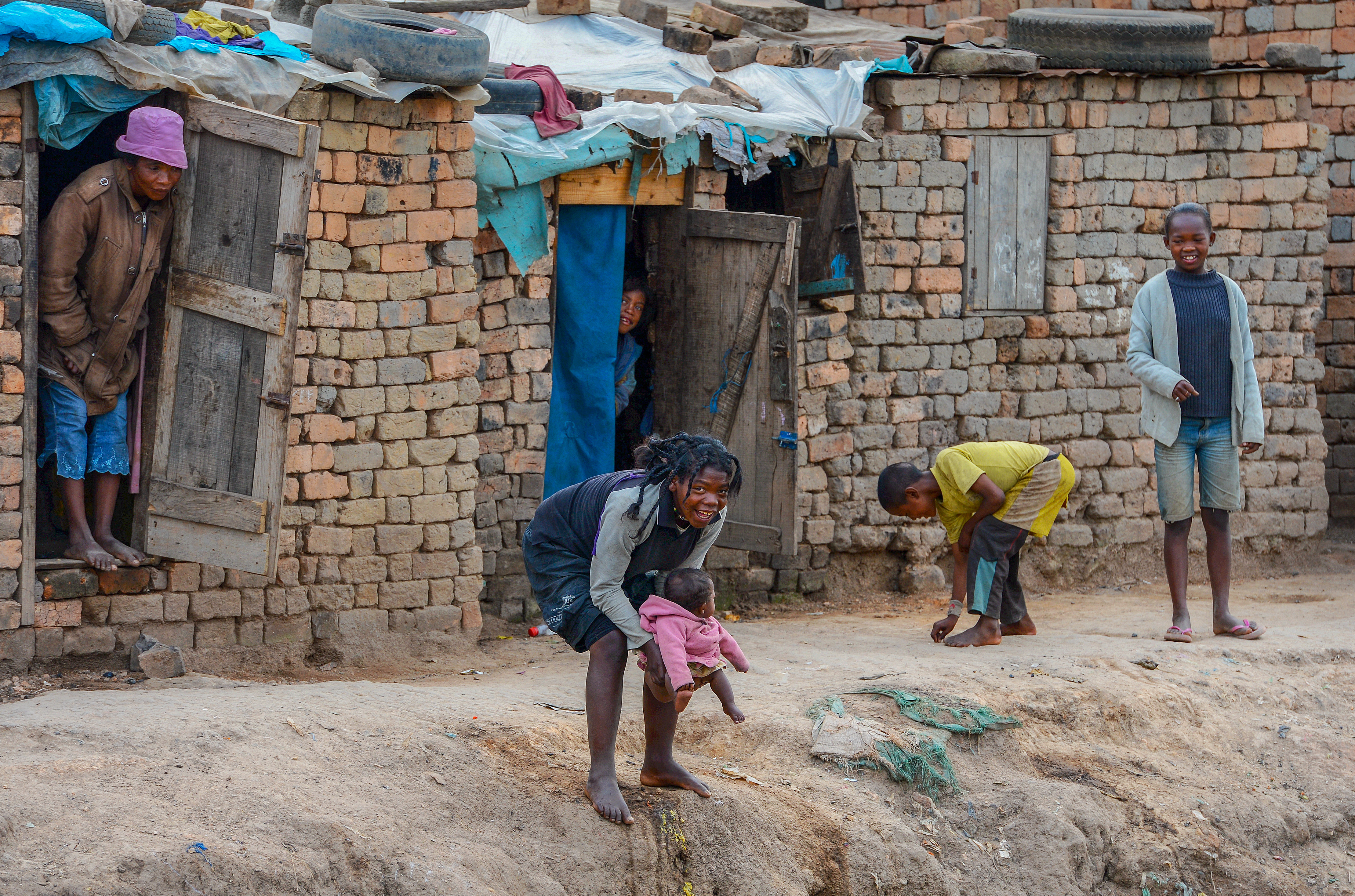 世界上最穷的10个国家，全在非洲，人均不足1美元的日子怎么过？
