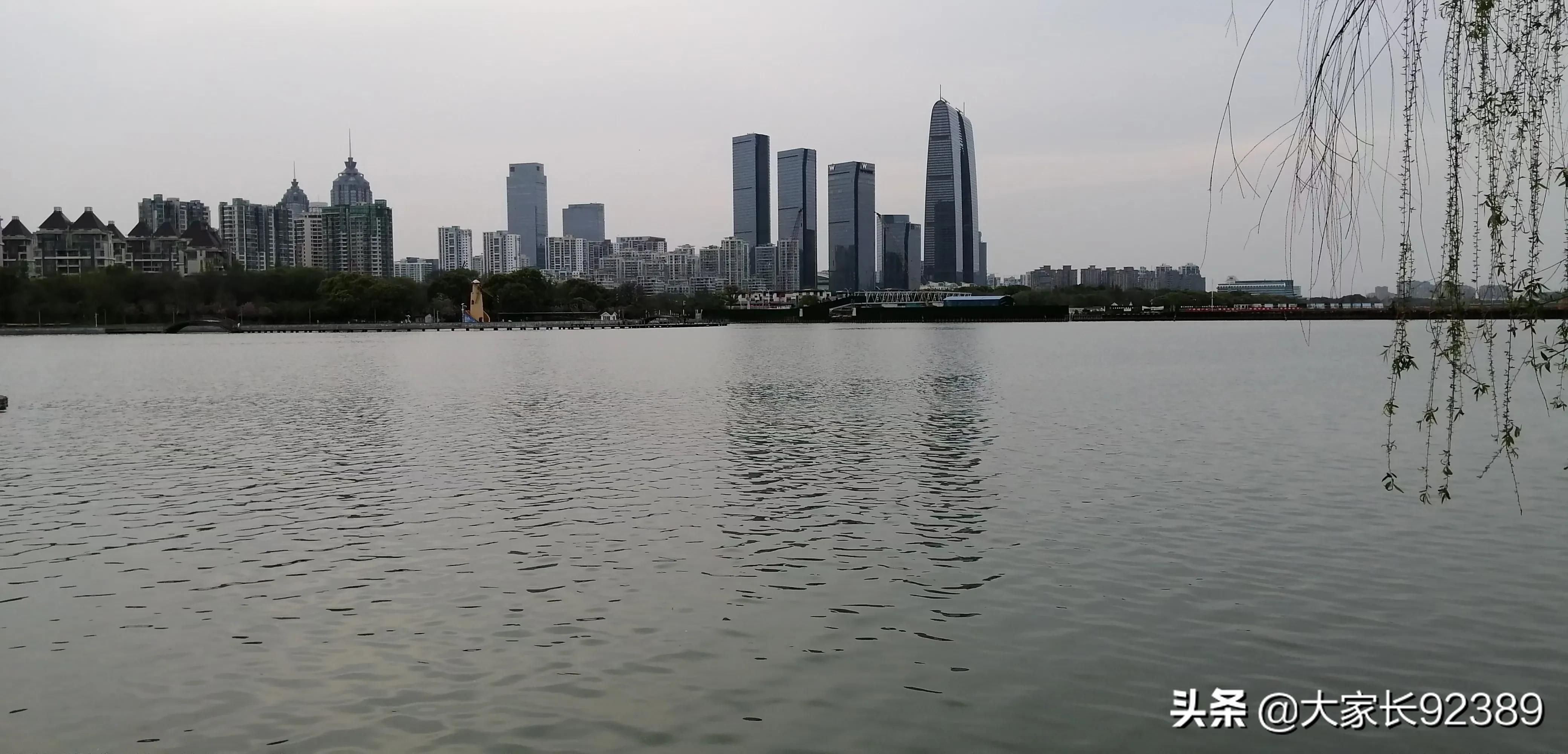 苏州金鸡湖，水天一色，最靓眼的是那个巨大的摩天轮