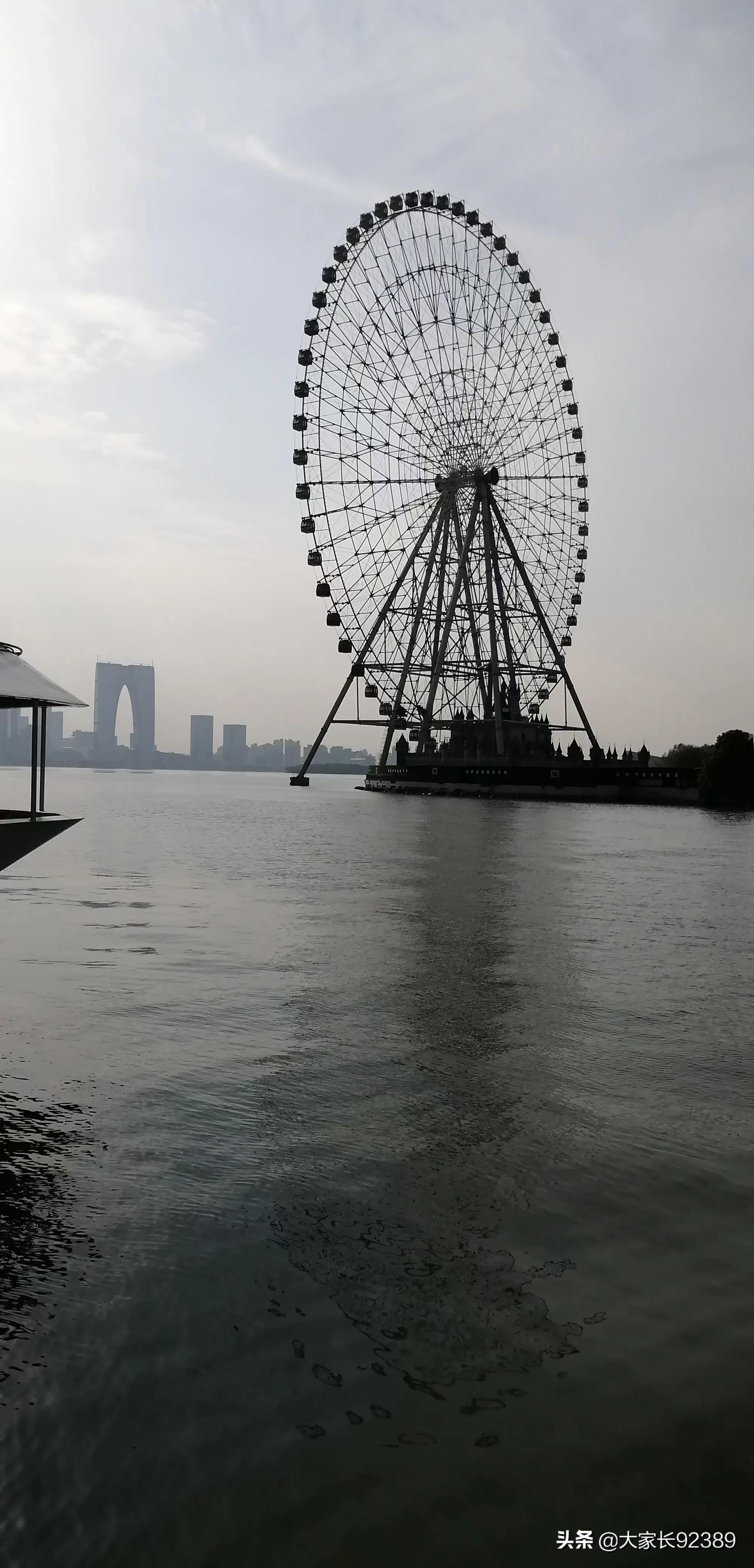 苏州金鸡湖，水天一色，最靓眼的是那个巨大的摩天轮