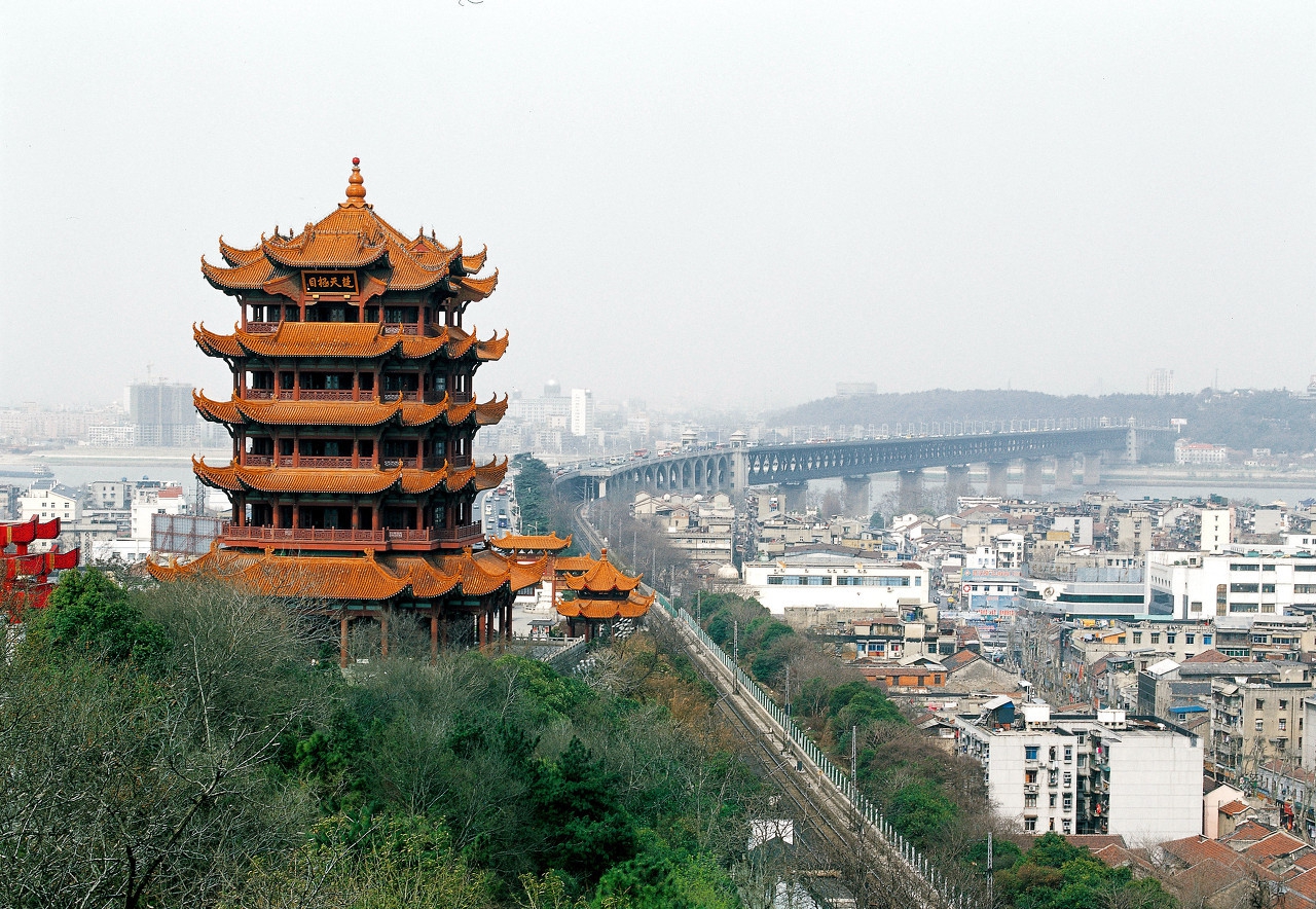 黄鹤楼位于湖北省武汉市长江南岸的武昌蛇山之巅