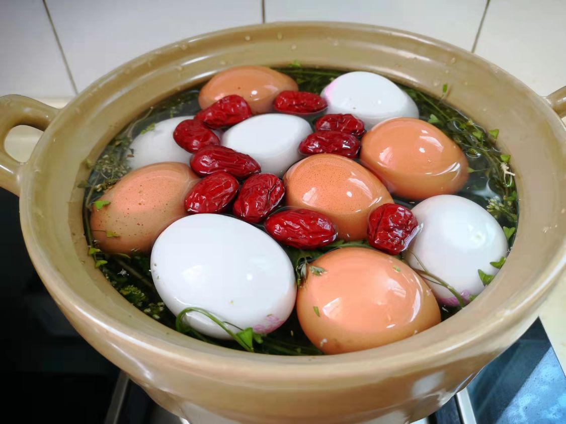 每年三月三，我都会用荠菜煮鸡蛋，人称“赛灵丹”，好运一整年