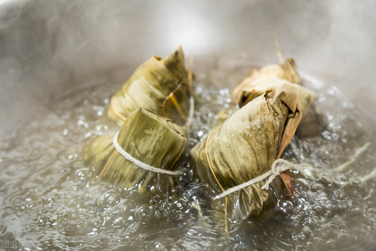 煮粽子有诀窍，加凉水还是开水，煮多久？粽子才能香糯不夹生