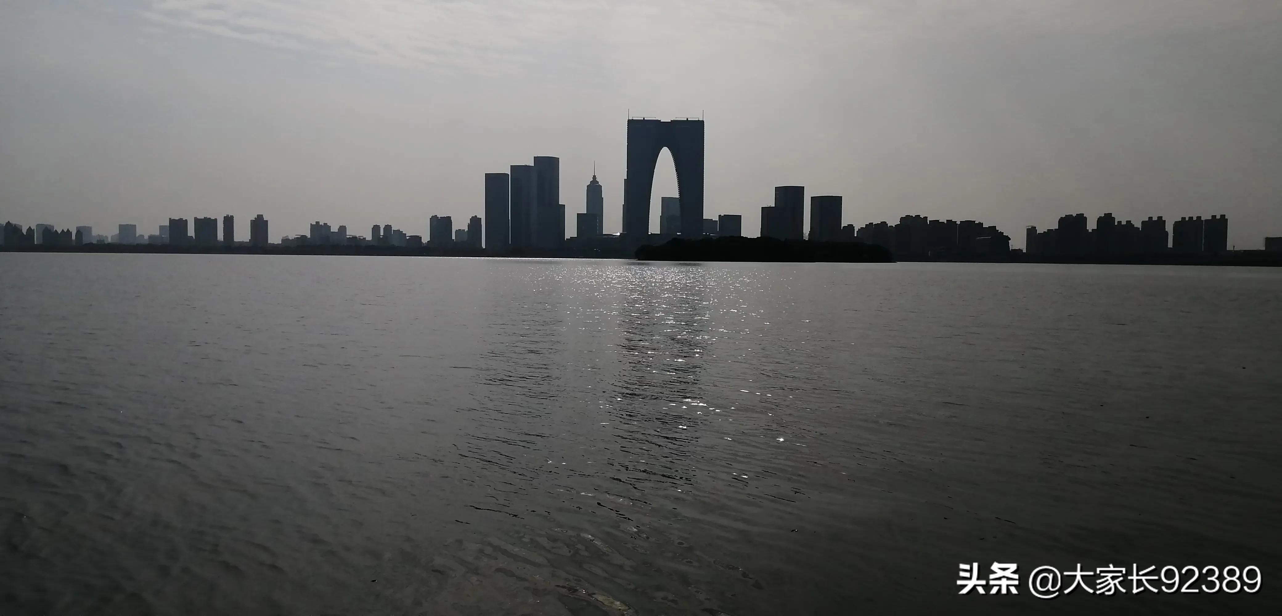 苏州金鸡湖，水天一色，最靓眼的是那个巨大的摩天轮