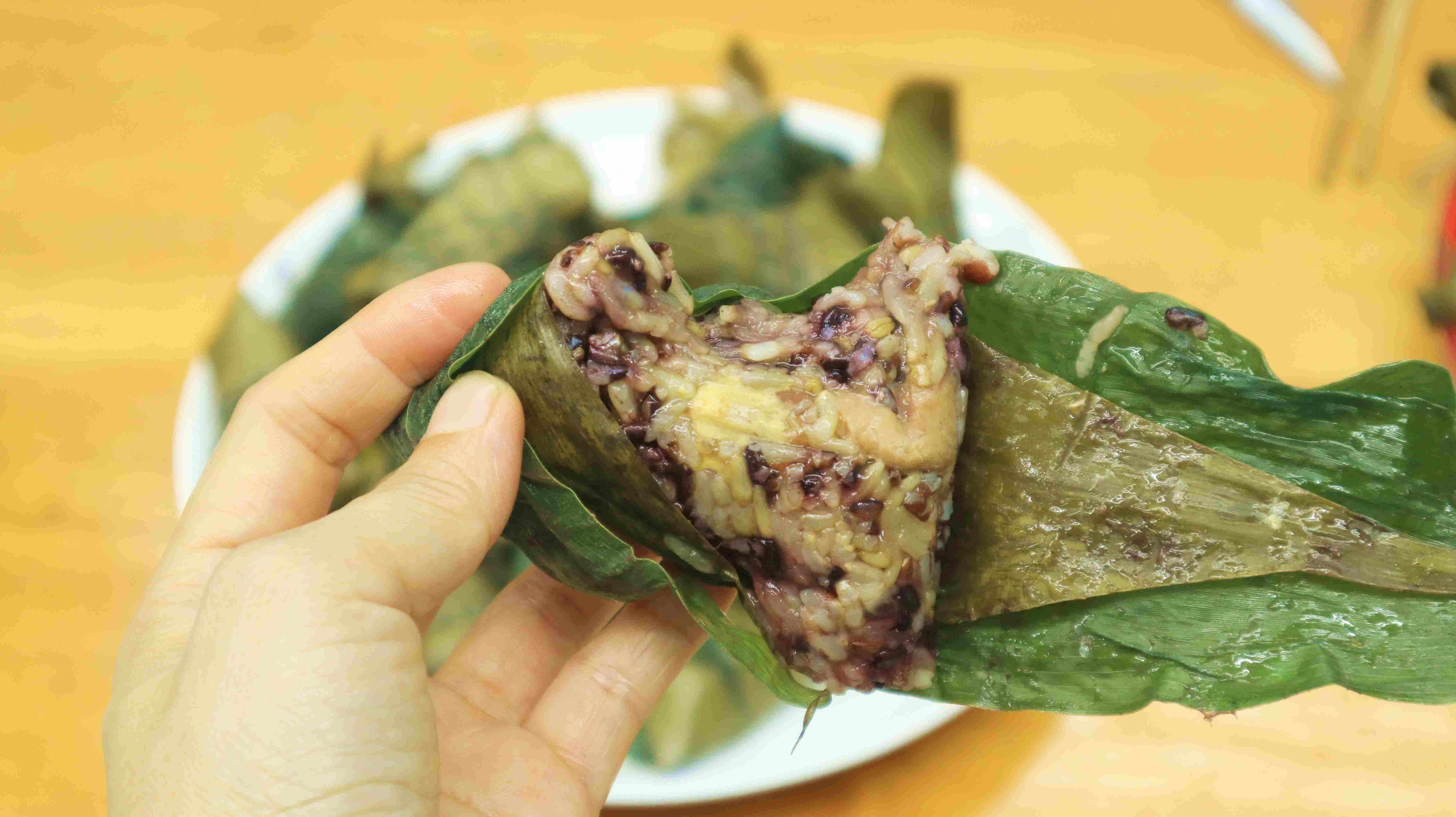 煮粽子有诀窍，加凉水还是开水，煮多久？粽子才能香糯不夹生