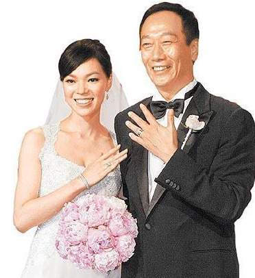 富士康老板郭台铭：靠老婆发家，二婚妻子小24岁，曾被二玲争抢