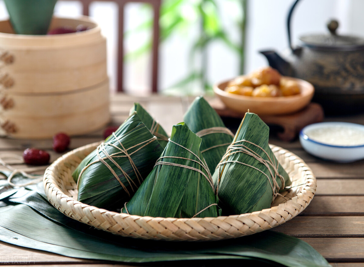 煮粽子有诀窍，加凉水还是开水，煮多久？粽子才能香糯不夹生